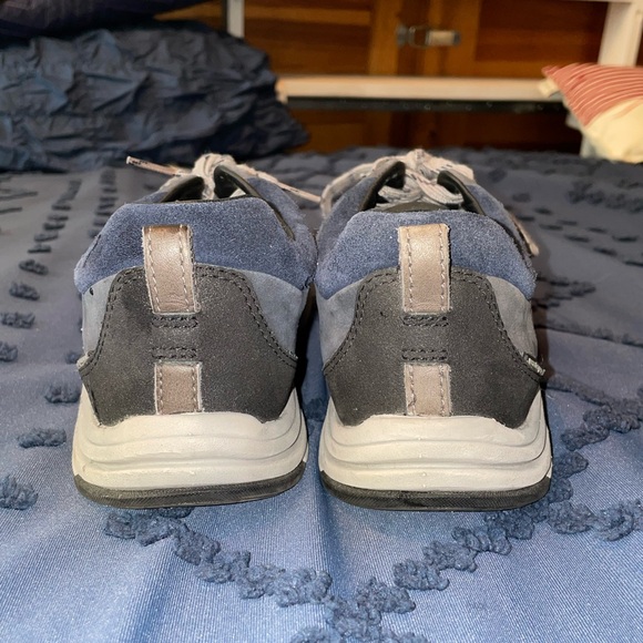 Clarks Wavewalk Navy Blue Shoes in near perfect condition. Size 8.5 - Picture 4 of 8